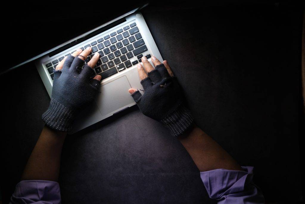Criminal on a laptop. Auto Transport Companies to Avoid.